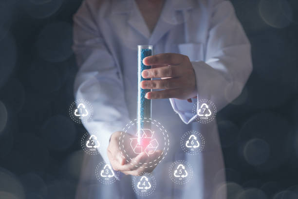 Expert en polymères analysant des granulés de plastique